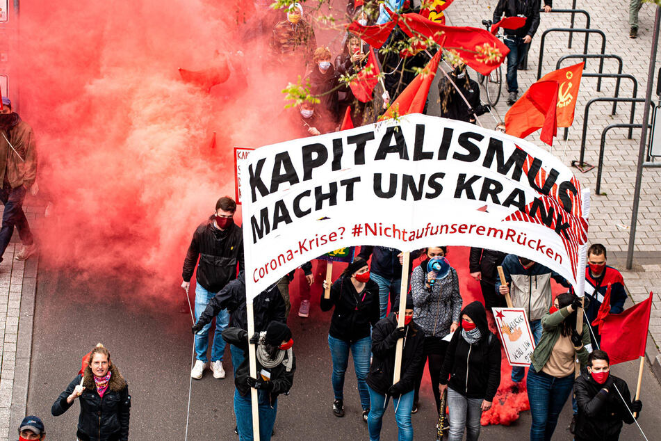 Unter dem Motto "der Kapitalismus macht uns krank" zogen die Demonstranten durch Stuttgart.