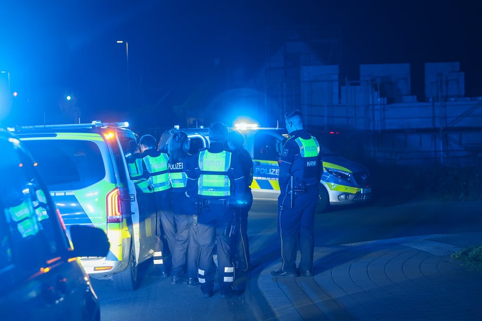 Mit einem Großaufgebot hat die Polizei in Wuppertal einen flüchtigen Autofahrer gesucht.