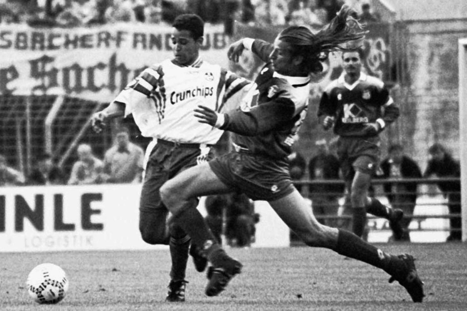 Vielleicht helfen die Erinnerungen an der Klassenerhalt in der Saison 1996/97. Damals gelangen in der 2. Bundesliga fünf Siege in den letzten sechs Spielen - unter anderem gegen den späteren Aufsteiger 1. FC Kaiserslautern (2:1). In dieser Szene grätscht Marcus Wieland (r.) dem Lauterer Ratinho den Ball vom Fuß.