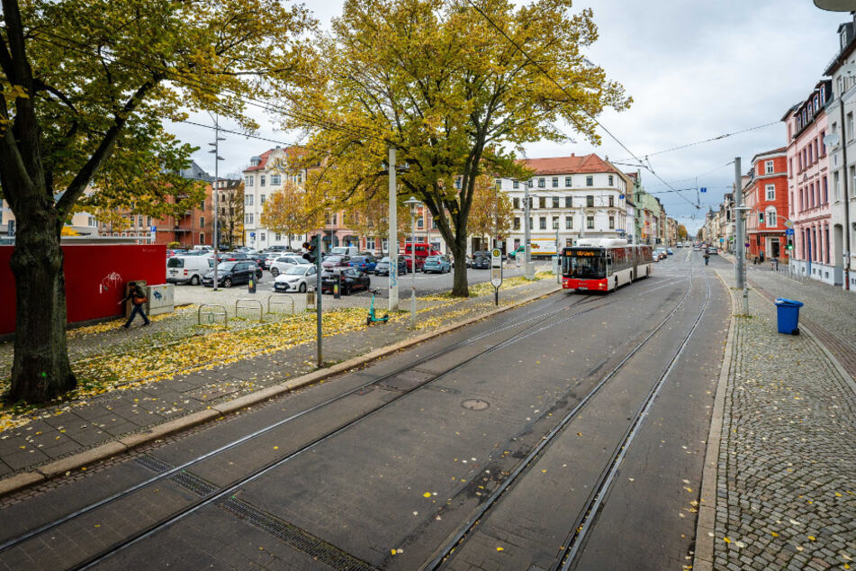 Im Bereich Neumarkt/Moritzstraße wurden ein Dacia, ein Toyota und ein VW stark beschädigt. (Archivbild)