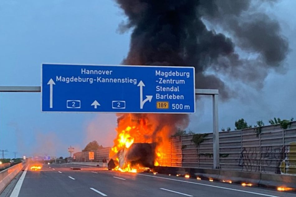 Der mit Holz beladene Laster wurde durch die Flammen vollständig zerstört.