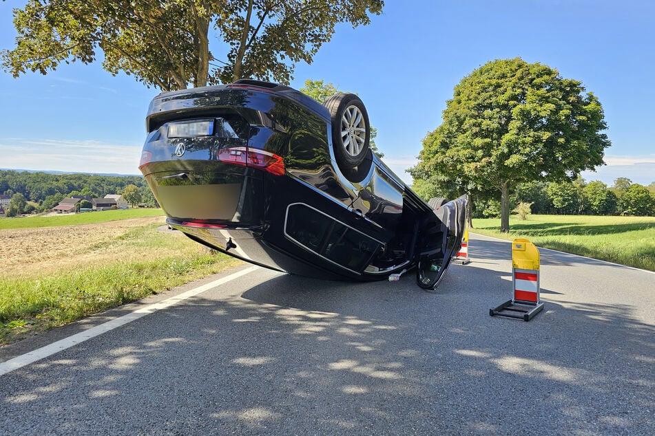 Ohne Lappen unterwegs: Ein VW-Fahrer (22) landete am Montagvormittag auf der B173 bei Zwickau auf dem Dach. Die Straße wurde gesperrt.