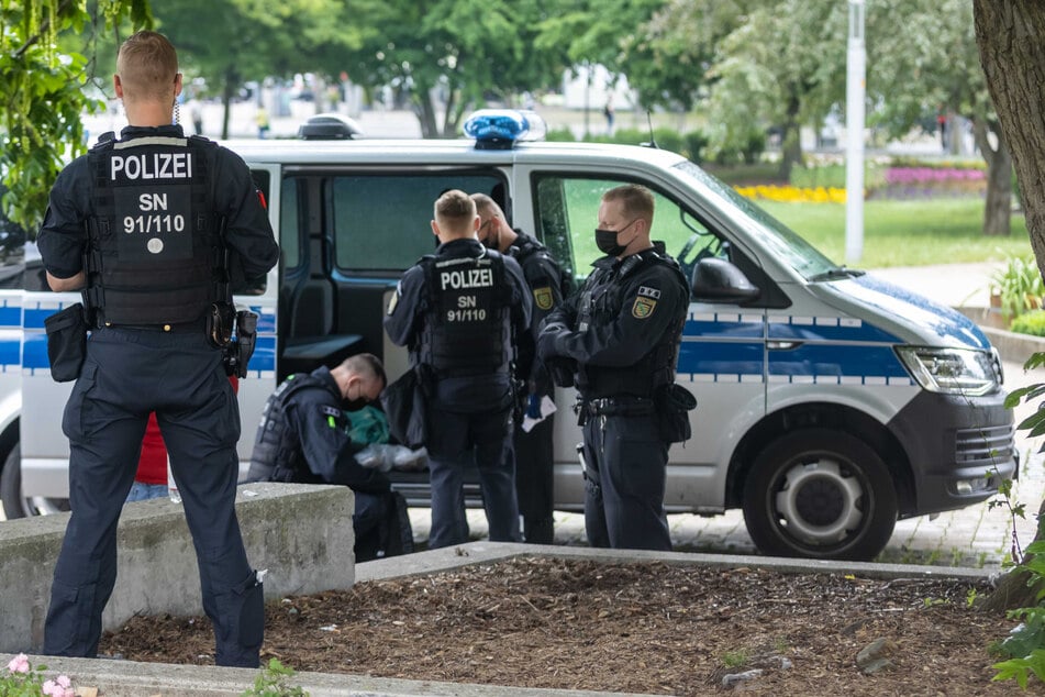 Chemnitz: Jugendlicher versteckt Waffe im Stadthallenpark