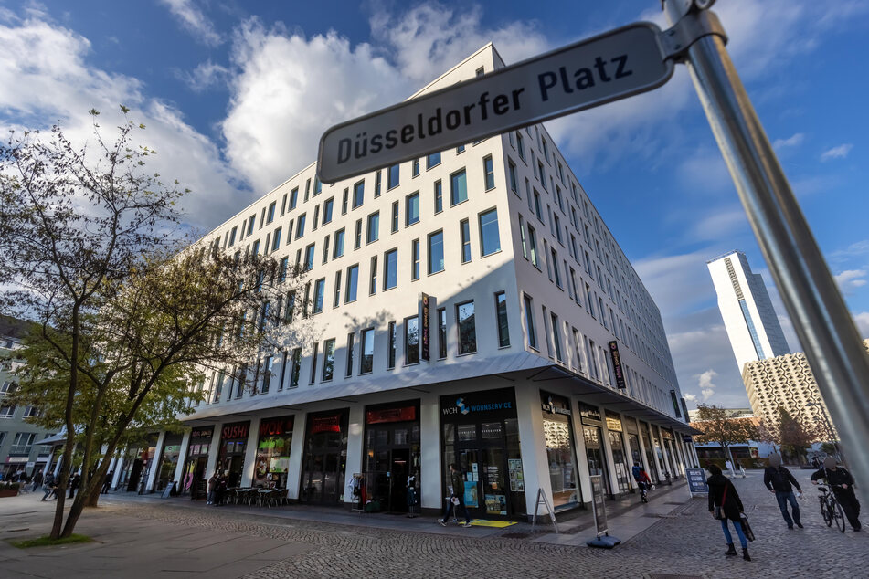 Am Montagabend wurde eine Jugendliche (16) von zwei Männern am Düsseldorfer Platz in Chemnitz attackiert.