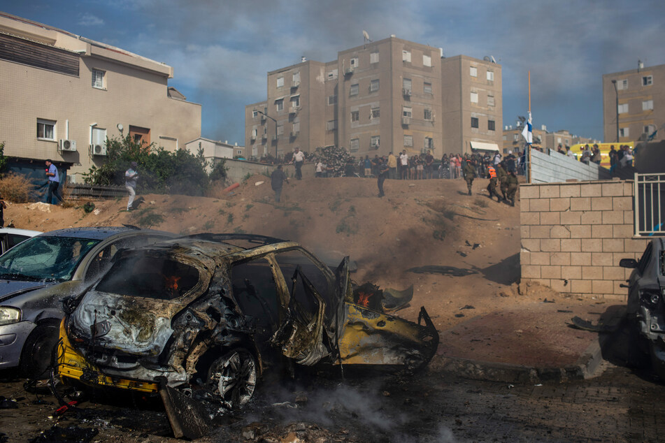 Zerstörte Autos, die am Sonntag von einer aus dem Gazastreifen abgefeuerten Rakete getroffen wurden, stehen auf einem Parkplatz in Aschkelon.