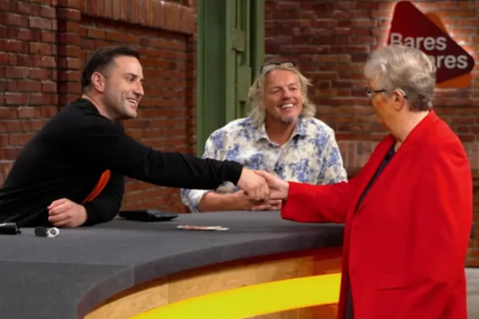 Für 310 Euro wechselt der Keramik-Adler in den Besitz von Antiquitätenhändler David Suppes (37, l.).