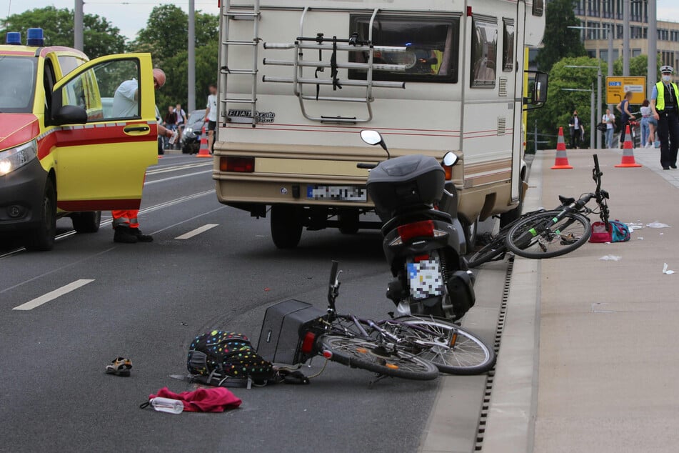 Unfall auf der Albertbrücke: Elfjährige stürzt auf die Fahrbahn und wird von Auto erfasst