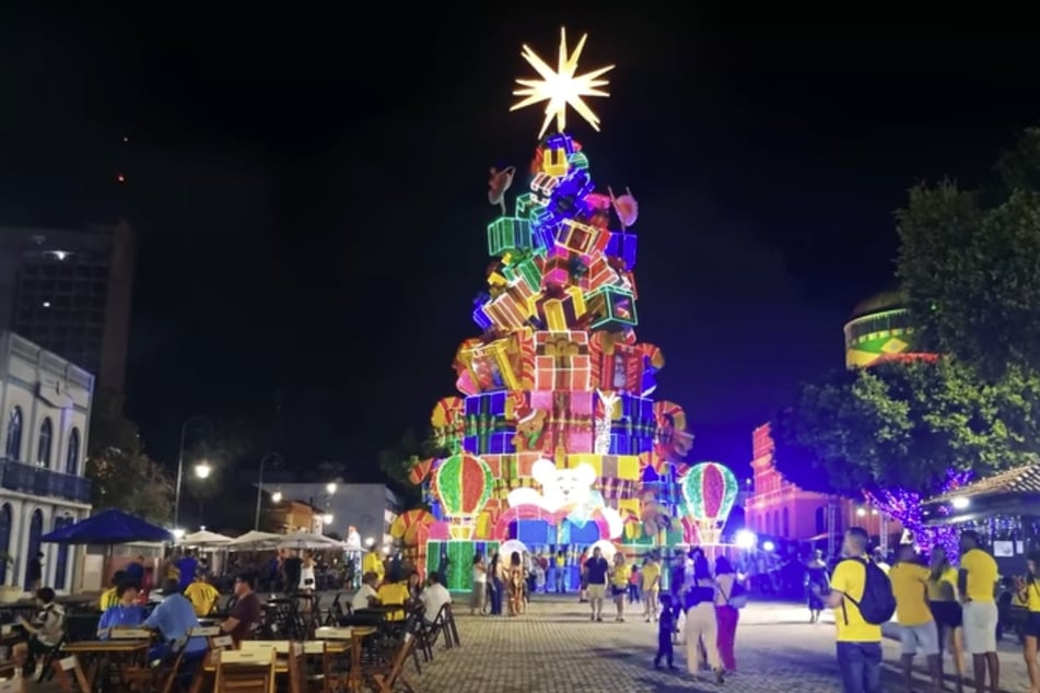 So festlich sah der Weihnachtsbaum noch im Jahr 2022 aus, 2024 brannte die Konstruktion teilweise ab, 2025 erschlug der Nachfolger dann einen Menschen.