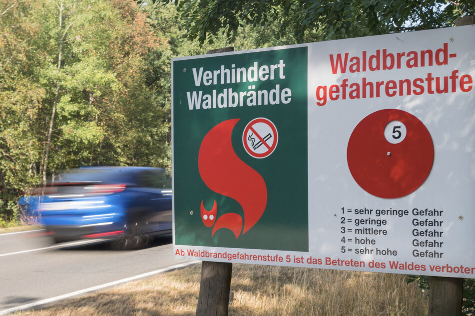Ein Schild zeigt nach langer Trockenheit die Waldbrandgefahrenstufe 5 an. (Symbolbild)