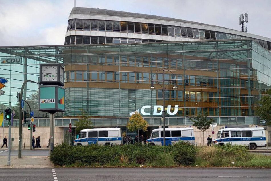 Am Montag sind mehrere Mannschaftswagen vor der CDU-Parteizentrale vorgefahren, um eine Aktion der Neuen Generation zu beenden.