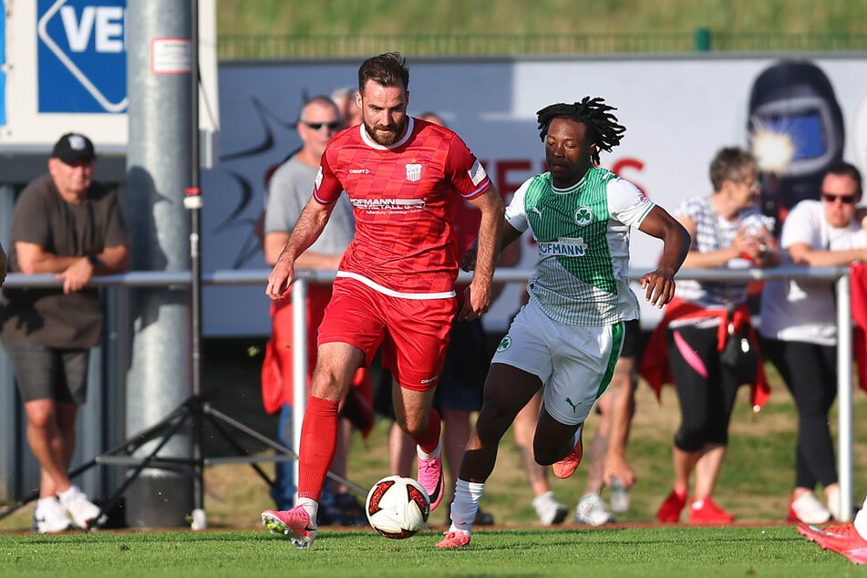 Als sei er nie weg gewesen: Morris Schröter (30) feiern sie in Zwickau, wenn er im rot-weißen Jersey am Ball ist.