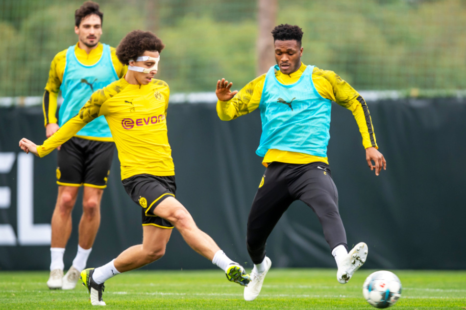 Dan-Axel Zagadou (r.) fällt den Rest der Saison aus. (Archivbild)