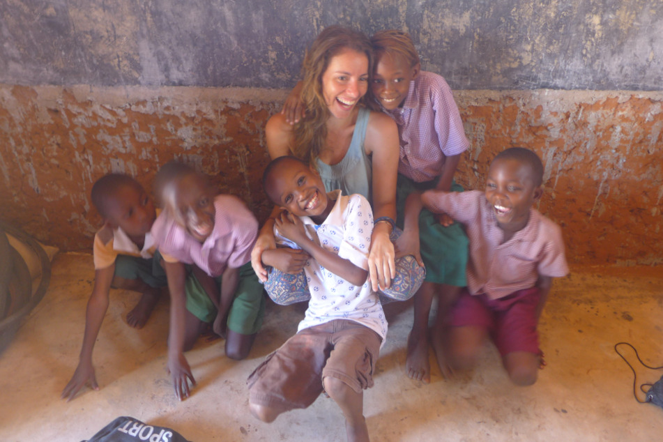 Rückblick: Antje Göbbel mit Kindern in Kenia.