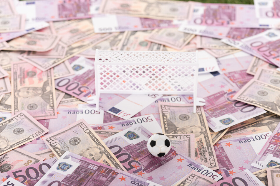 Hunderte Unparteiische sollen auf Spiele Geld gewettet haben.