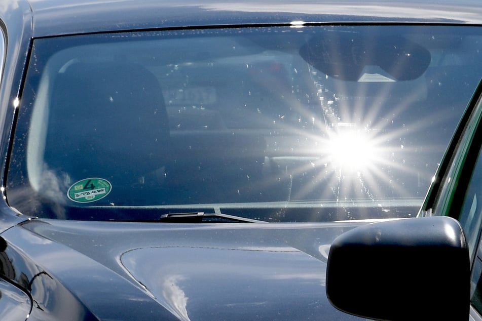 Das arme Kind kam aus dem Auto nicht heraus. (Symbolbild)