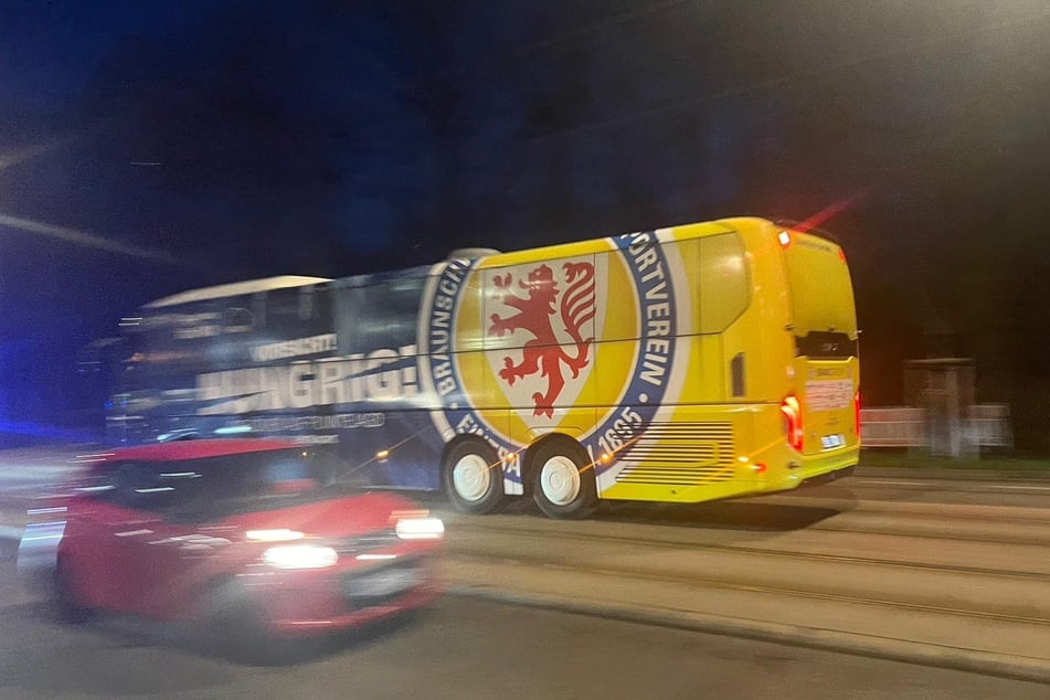 Eintracht Braunschweig erreichte das Rudolf-Harbig-Stadion als Erstes.
