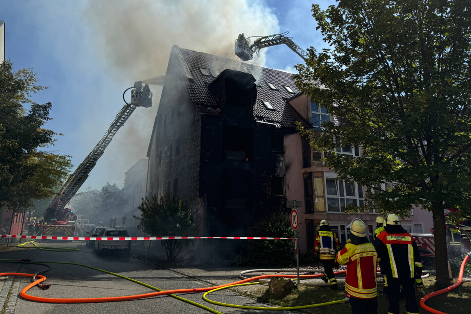 Die Fassade des Hauses in Nittendorf zeigt deutliche Spuren des Brandes.