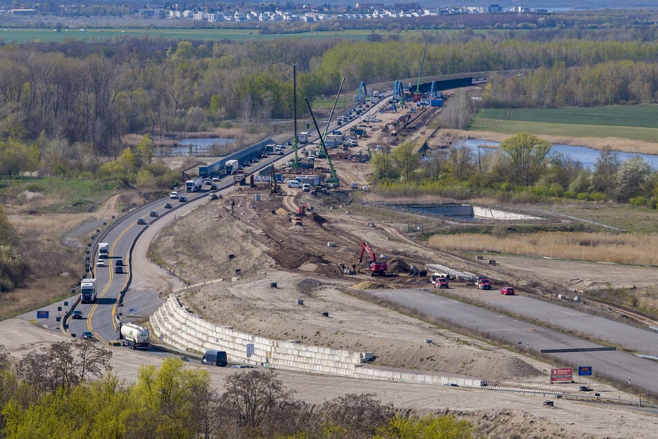 Auf der Fahrbahn Richtung Leipzig wurde in diesem Frühjahr und Sommer Flüsterasphalt verlegt. (Archivfoto)