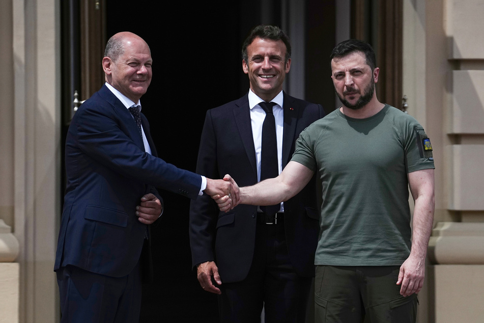 Bundeskanzler Olaf Scholz und der französische Präsident Emmanuel Macron haben sich im Juni 2022 bereits in Kiew mit Wolodymyr Selenskyj getroffen - nun soll in Paris ein weiteres Gespräch zwischen dem Trio stattfinden.