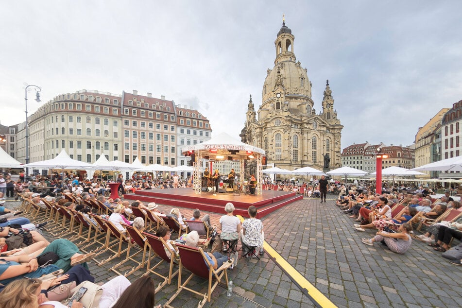 Dresden: Premiere zum "Palais Sommer": Büchermarkt auf dem Neumarkt