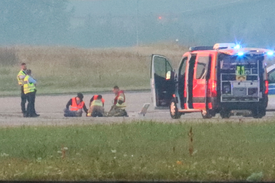 Am Flughafen BER klebten sich die Aktivisten fest und mussten vom Asphalt gelöst werden.