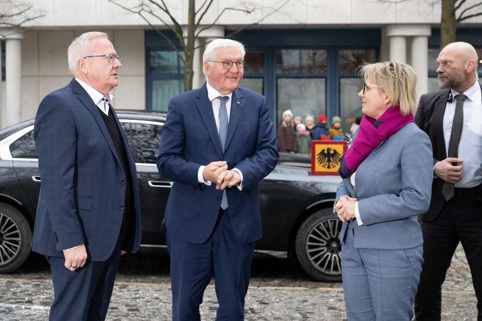 Nichts wie rein in die Kulturfabrik (v.l.): Hoyerswerdas OB Torsten Ruban-Zeh (SPD), Bundespräsident Steinmeier und Kulturministerin Barbara Klepsch (60, CDU).
