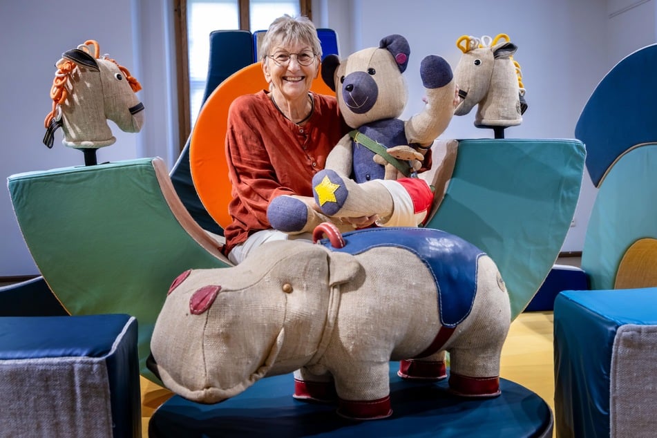 Die berühmten Rupfentiere der Spielzeuggestalterin Renate Müller (79) sind in der Ausstellung zu sehen.