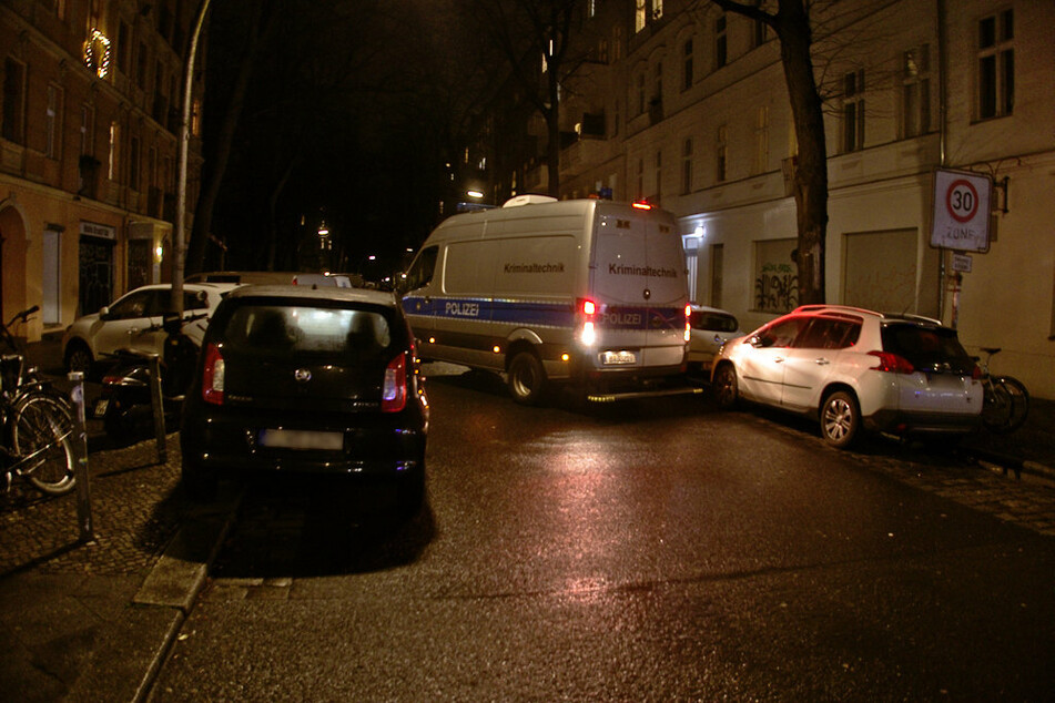 Ein Einsatzfahrzeug der Kriminaltechnik verlässt am Mittwochabend die Mahlower Straße.