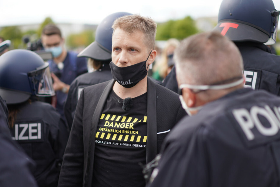 Polizisten begleiten Oliver Pocher.