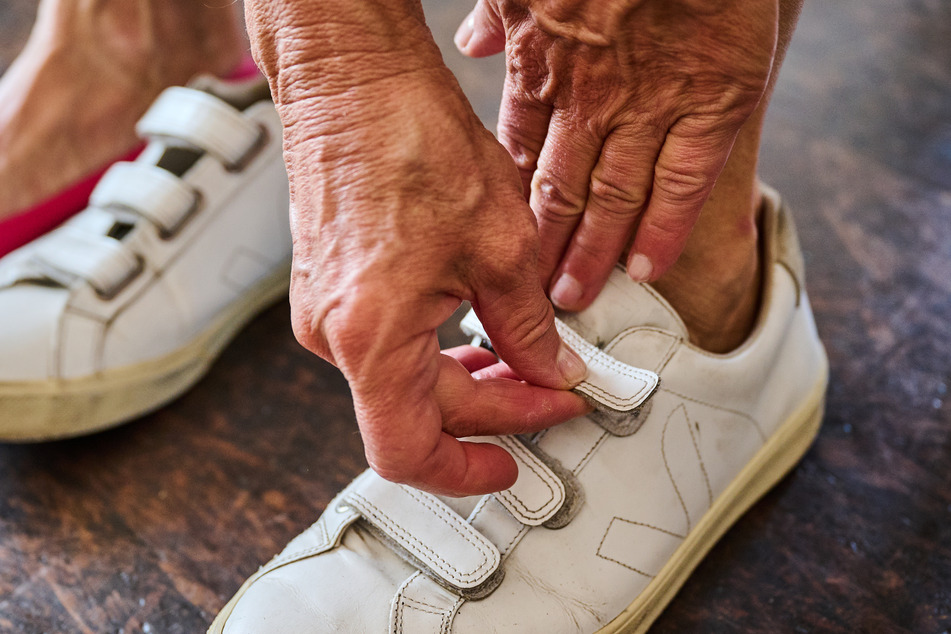 An Schuhen kann ein Klettverschluss schnell mal schmutzig werden.