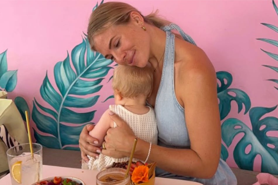Ex-"Bachelor"-Kandidatin Nele Wüstenberg (33) hat sich dazu entschieden, ihre zehn Monate alte Tochter Alva nicht mehr zu stillen.