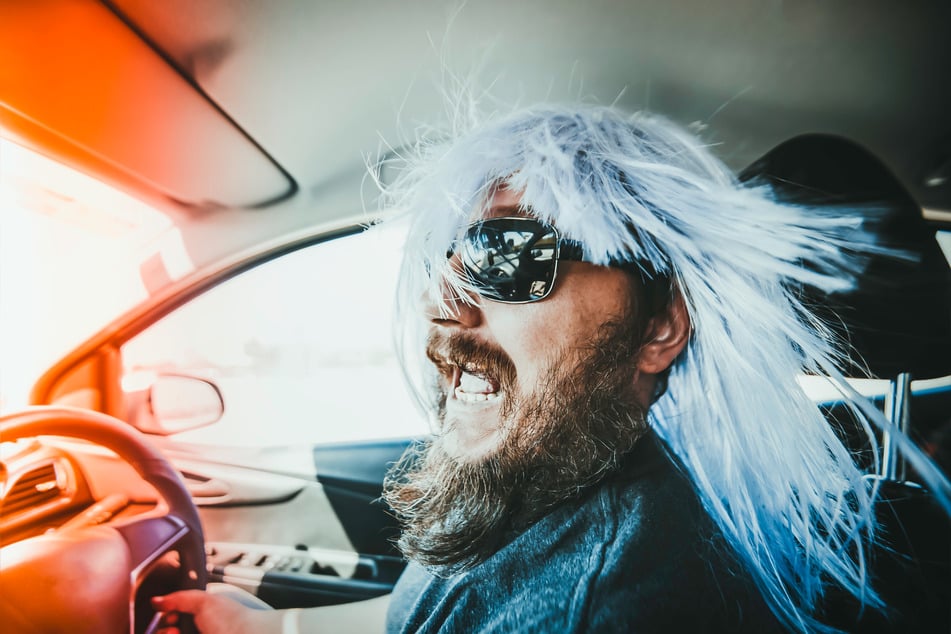 Bei der Verkleidung hinterm Steuer gibt es einige Regeln zu beachten. (Symbolfoto)