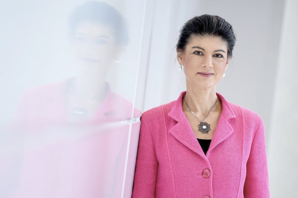 Auch wenn sie neuerdings öfter mal lächelt: Verhandlungen mit BSW-Chefin Sahra Wagenknecht (55) dürften kein Zuckerschlecken werden.