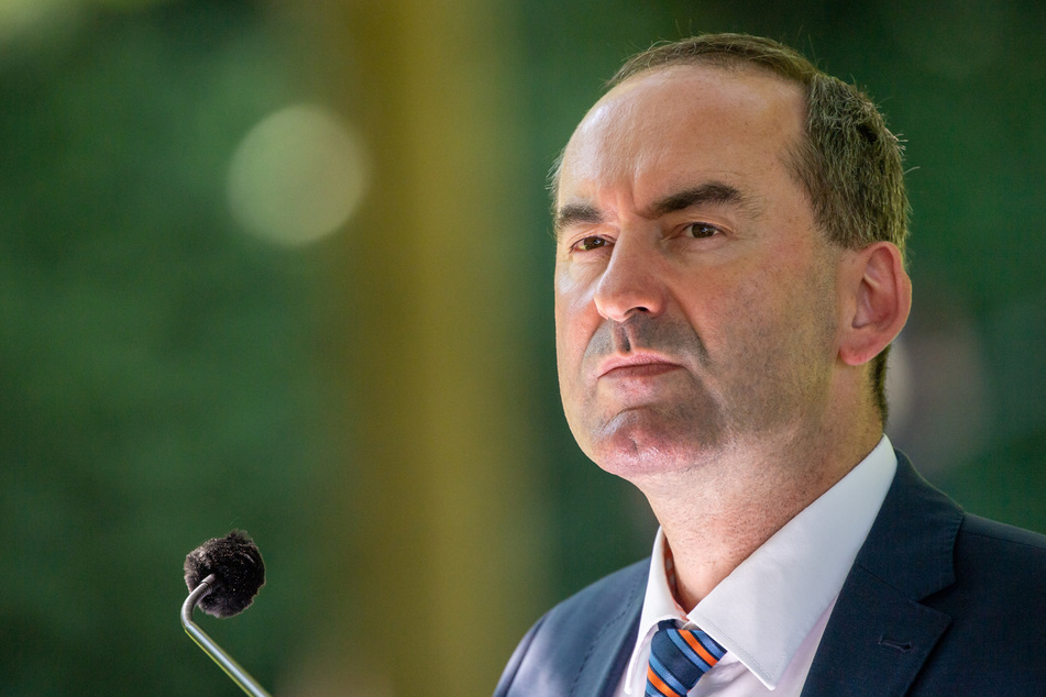 Wirtschaftsminister Hubert Aiwanger (50) kritisiert weiterhin das Pochen auf die Impfstrategie.