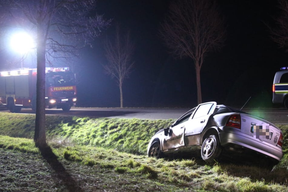Bei dem Crash wurde eines der beteiligten Fahrzeuge von der Fahrbahn geschleudert.