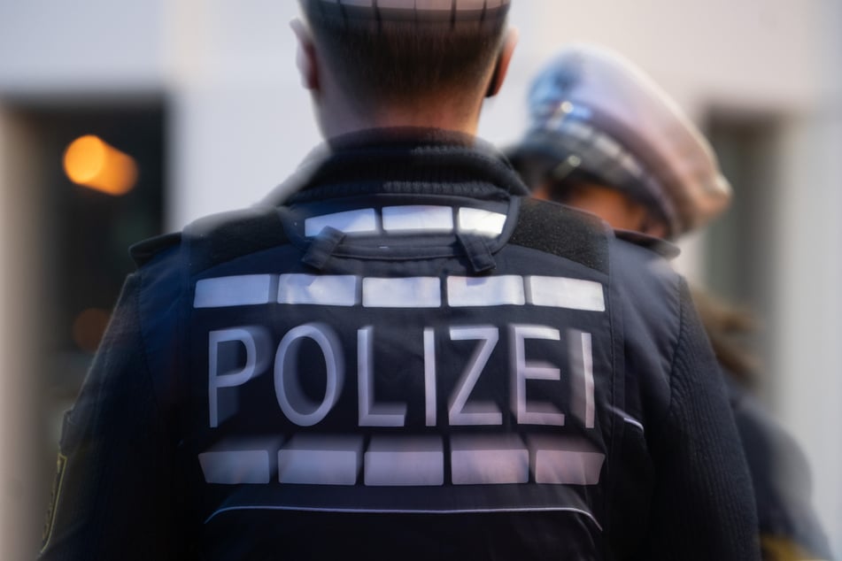 Ein Auto erfasste am Mittwoch im Landkreis Leipzig einen Radfahrer (54) - die Polizei wurde erst am Abend angerufen. (Symbolbild)