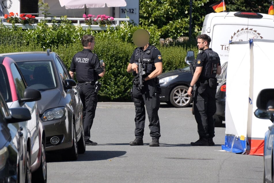 In Bremen wurden am Freitag zwei Menschen getötet. Die Polizei fahndet nach dem mutmaßlichen Täter.