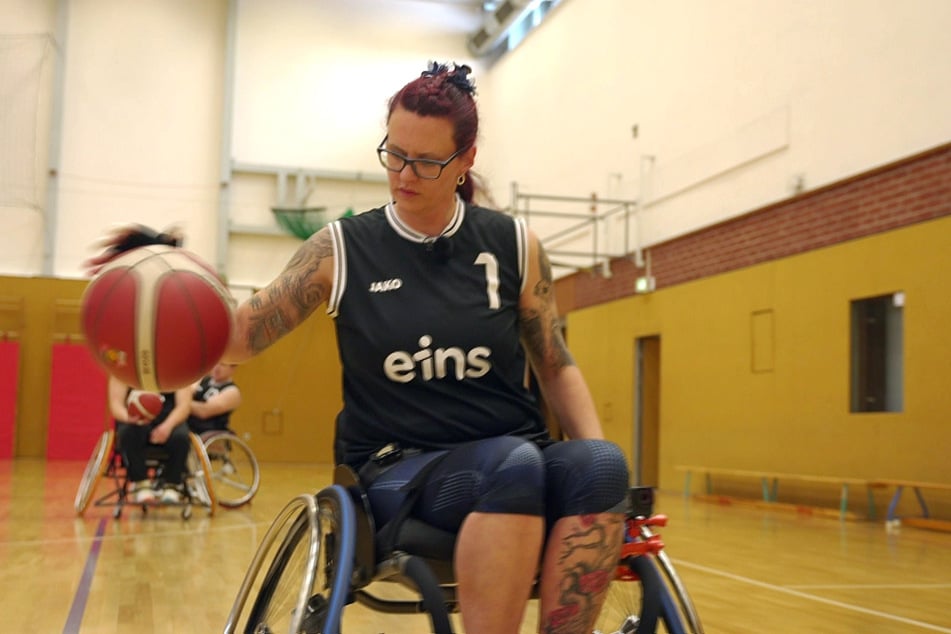 Silke Göbel aus Chemnitz spielt leidenschaftlich gern Rollstuhl-Basketball. Doch ihr altes Auto, das sie für den Verein nutzt, gibt langsam den Geist auf. Findet sie für etwa 2000 Euro einen neuen Wagen?