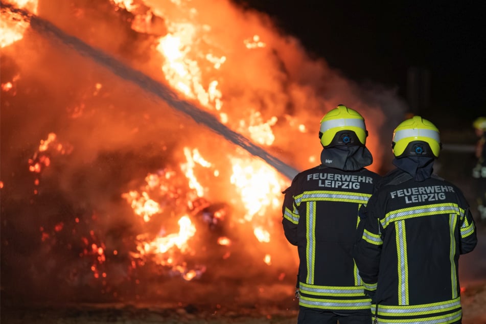 Leipzig: Feuerwehr-Einsatz in Lindenthal: Meterhohe Flammen erleuchten die Nacht