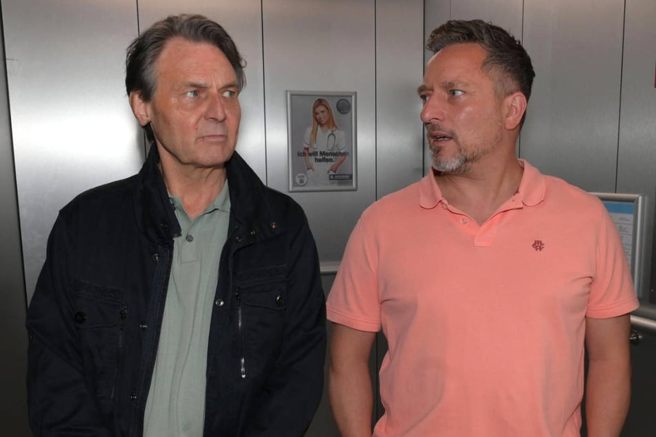 Joachim (l.) ahnt zunächst nicht, dass ihm mit Michi ein Konkurrent um Yvonne erwachsen ist.