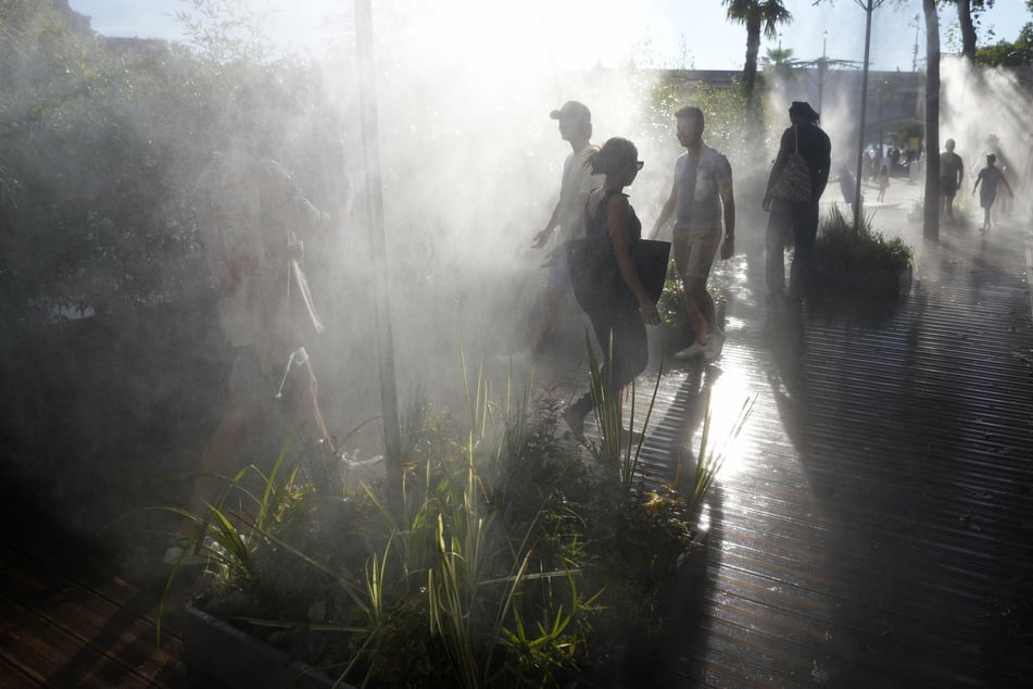 Gerade an heißen Sommertagen sind die neu installierten Wasser-Sprühanlagen eine willkommene Abkühlung.