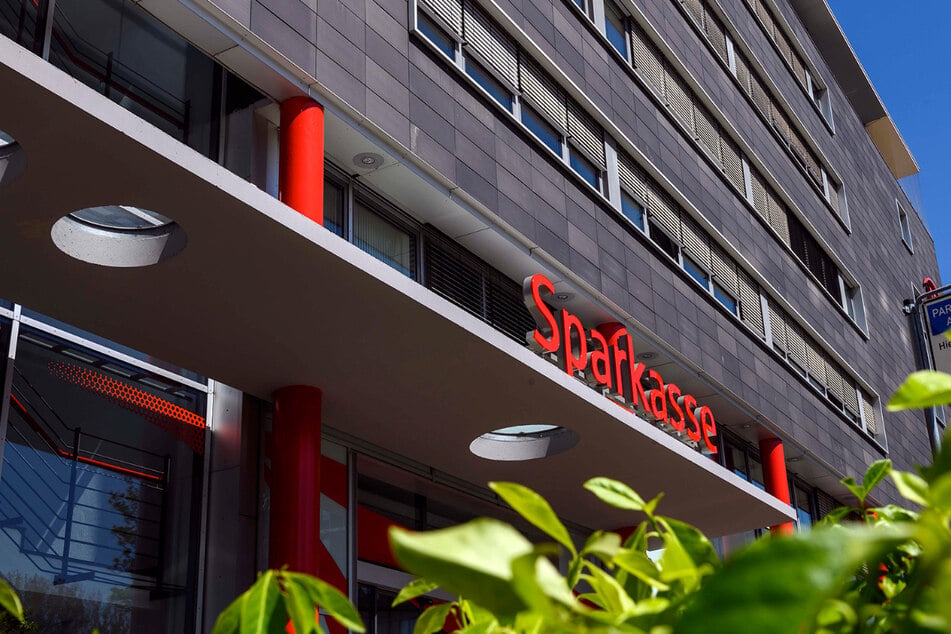 Die Sparkasse ist vor Ort, telefonisch oder online erreichbar.