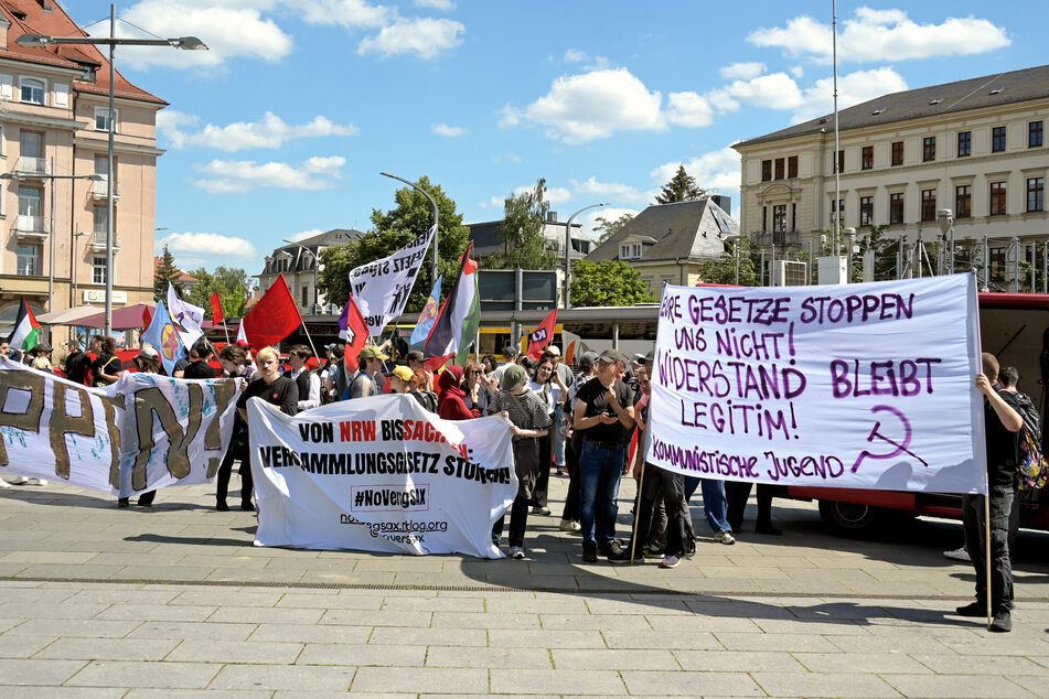 Ursprünglich hatten sich die Klimaschützer aus der Demo gegen das Versammlungsgesetz herausgelöst.