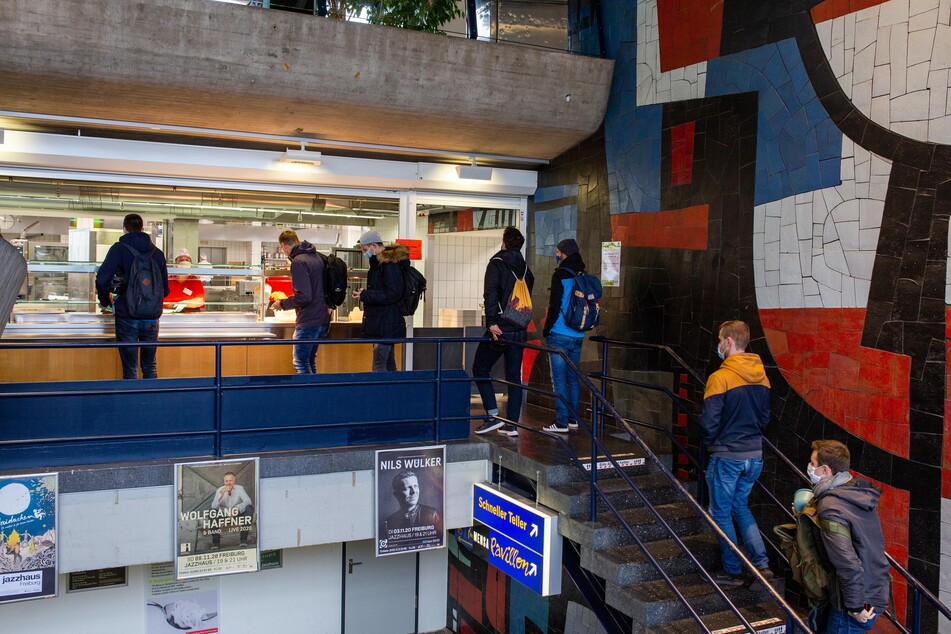 Studierende stehen in einer Schlange in der Mensa in der Freiburger Rempartstraße.