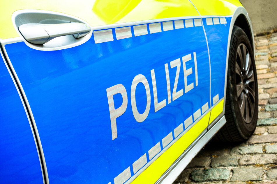 Die Polizei hat einen 68-Jährigen festgenommen, der seinen Kontrahenten (39) im Streit mit einem Messer verletzt hat. (Symbolbild)