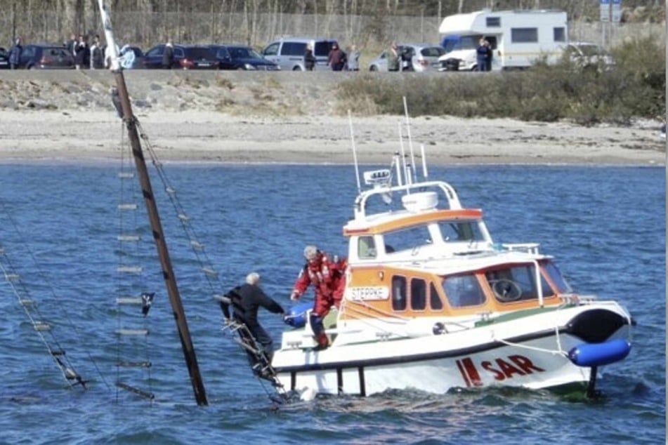 Dramatischer Einsatz in der Ostsee! Segler klammert sich an Mast von sinkendem Boot