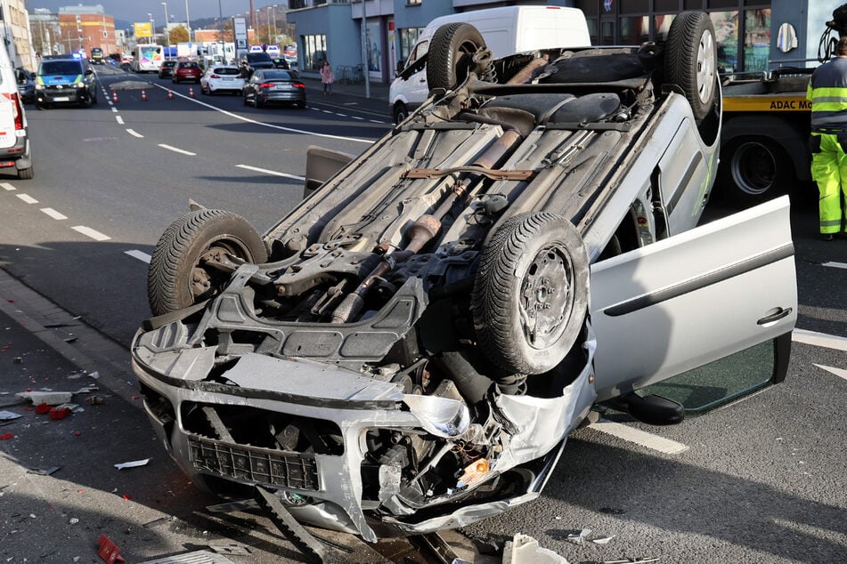 Ein Skoda hat sich auf der Auhofstraße überschlagen.