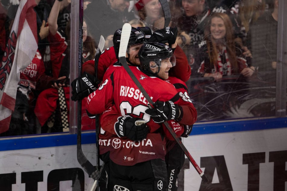 Die Kölner Haie gewinnen mit 4:2 gegen Iserlohn Roosters und brechen den Klubrekord.