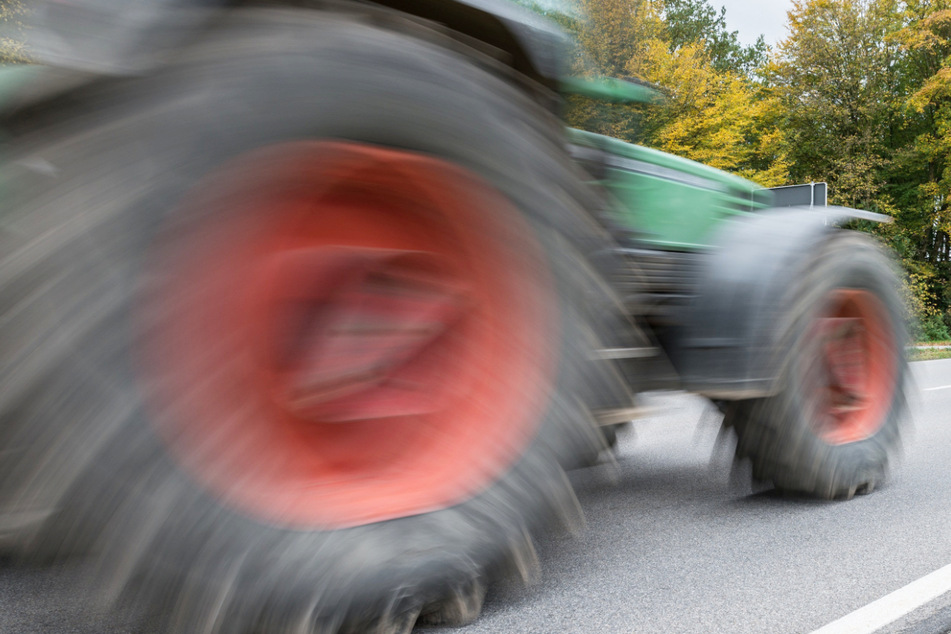 Traktor bei Unfall gegen Haus und Lkw geschleudert: Männer haben Schutzengel