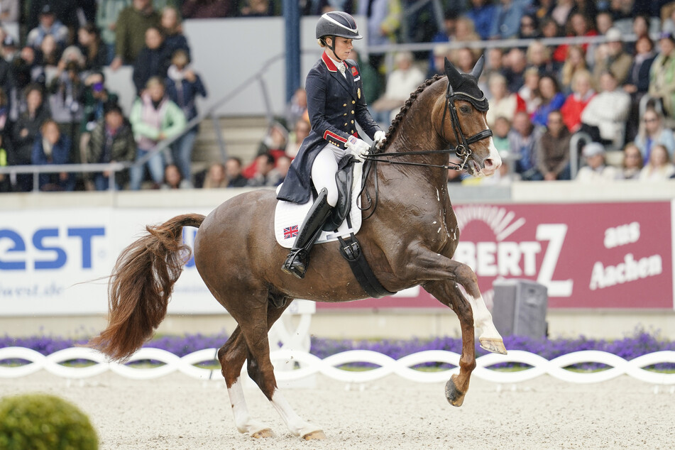 Dressur-Star Charlotte Dujardin (39) und ihr Pferd Imhotep im Juli 2023 beim Grand Prix in Aachen. Ein neues Video wirft aktuell ein dunkles Licht auf die Methoden der Britin.